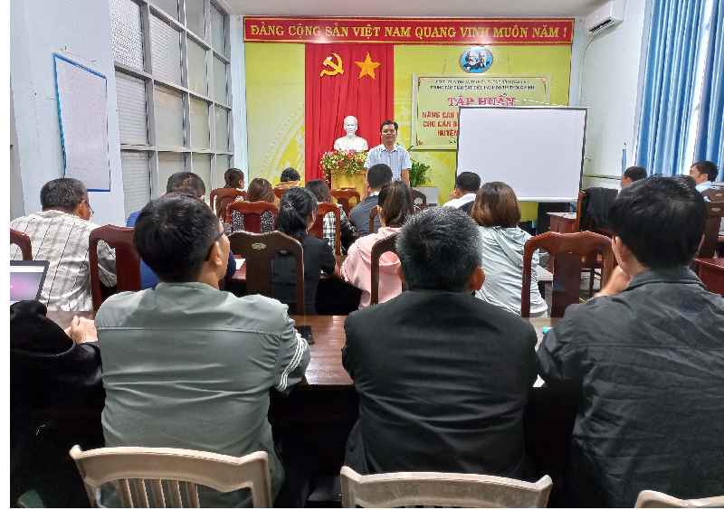 Tập huấn, bồi dưỡng nâng cao năng lực ứng dụng công nghệ thông tin, nâng cao nhận thức về chuyển đổi số cho cán bộ, công chức, viên chức cấp xã năm 2023